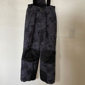 32° Snow Pants w/ Removable Suspenders. Black/Grey Camo Print. Boys Medium 10/12